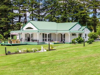 Colonial Charm on 1.32ha of Park-Like Grounds