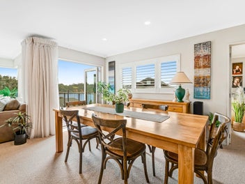 A Beautiful Home Overlooking The Beach