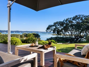 Waterfront residence on 1492m2