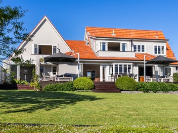 1492m2 Waterfront In Two Titles