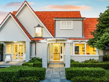 Iconic Waterfront Sanctuary