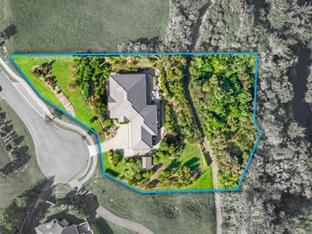 Coastal Calm: Peace, Privacy & Sea Views on 3368m2