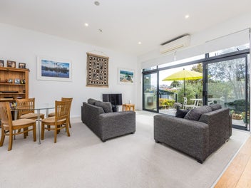 GARDEN APARTMENT - BATHED IN LIGHT