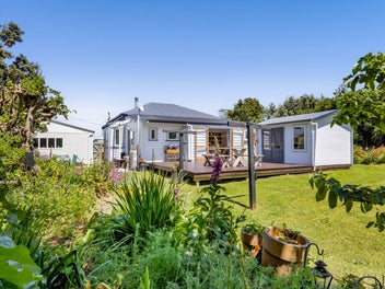 CHARMING COASTAL COTTAGE