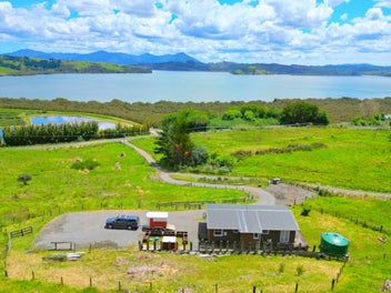 Coastal Living In Your Rustic Retreat Near Rawene!