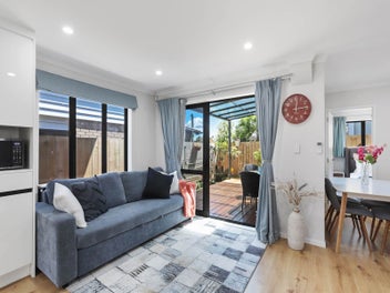 Live Like Royalty on Kingdale Road!