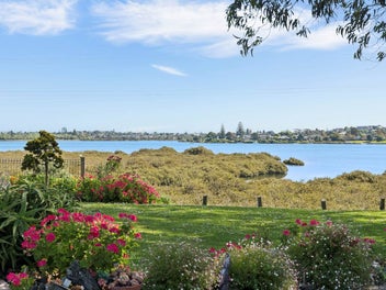 Timeless Charm & Tamaki River Views!