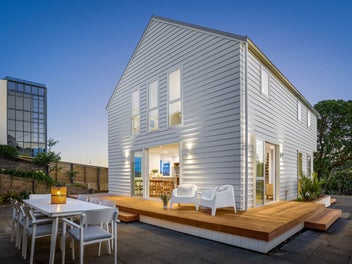 Coastal Living Redefined:Stanmore Bay Masterpiece