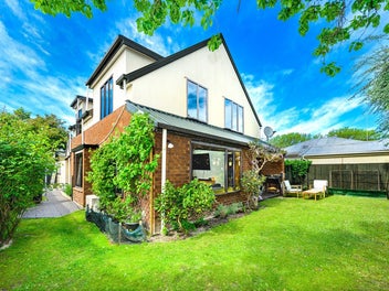 * UNDER OFFER * Big house - big opportunity