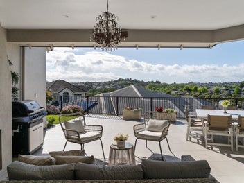 Impressive Luxury Living with Cinematic Vistas