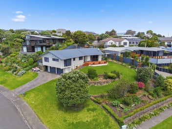 Elevated views in Waikanae Beach