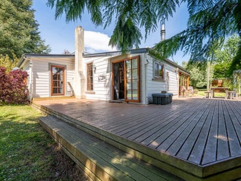 Country Cottage Oozing Charm