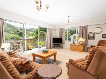 SPACIOUS 4-BEDROOM FAMILY HOME IN KARORI