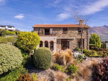 Sunlight, Views and Privacy on a Corner Setting