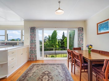 Classic Kiwi Bach with Sea Views & Space