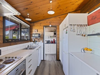 LUCY THE LOCKWOOD LOOKS FOR LOVE!