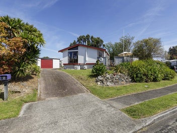 2-BEDROOMS + SLEEPOUT & SUNNY DECK