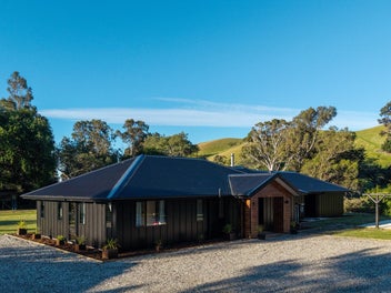 Near new family lifestyle retreat