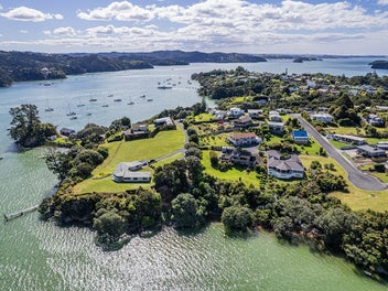 Waterfront Sanctuary with Big Bay Views!!