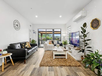 WOW A RARE HONEY HAS POPPED ONTO THE MARKET!