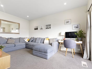 LIGHT, BRIGHT AND PERFECTLY POSITIONED