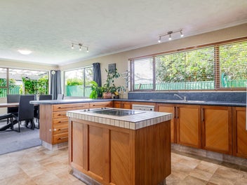 LARGE FAMILY HOME IN EXCELLENT LOCATION