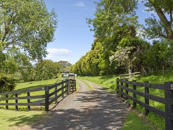 Modern Country Living in Beautiful Pukekawa