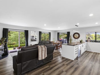 Modern Country Living in Beautiful Pukekawa