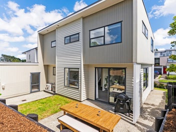 Freestanding Beauty with Indoor-Outdoor Flow