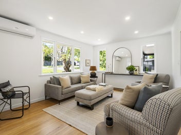 Funky 1950s Freehold Head Turner!