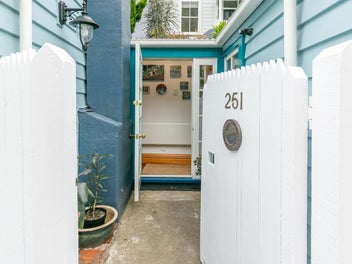 CUTEST CHARACTER COTTAGE IN THE CITY