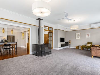 CHARMING CHARACTER IN THE HEART OF ISLAND BAY