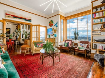 ELEGANCE WITH SWEEPING HARBOUR VIEWS