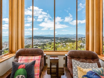 CHARMING CITY HOME WITH VIEWS!