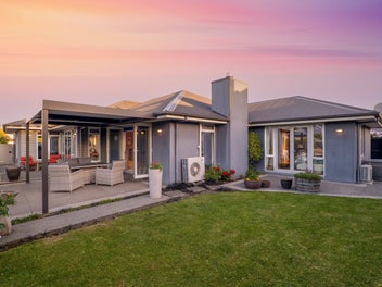 Fabulous Family Living And Country Club Privileges