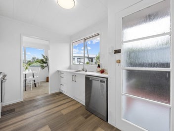 Stylish Family Home on 905sqm Freehold