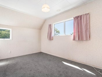 Do-Up Delight In Great Location