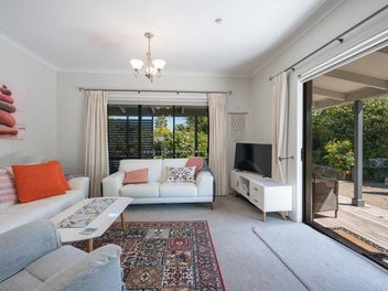 MODERN CHARM & CONVENIENCE