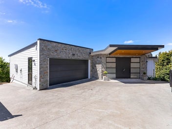 Ultimate Coastal Luxury with Dual Living