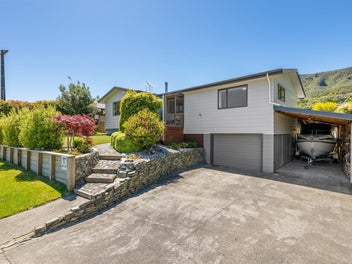 Easy living, prime Waikawa location