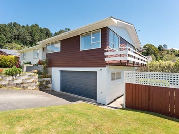 PREMIUIM SILVERSTREAM LOCATION-WALK TO THE VILLAGE