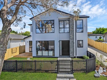 Perfectly Positioned Family Haven in Macleans