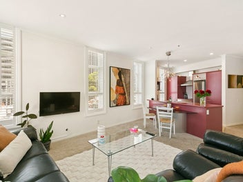 INVESTOR ALERT !! WATERFRONT APARTMENT !!