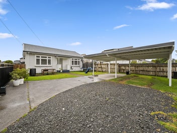 2 Bed + Study - Renovated Bungalow!