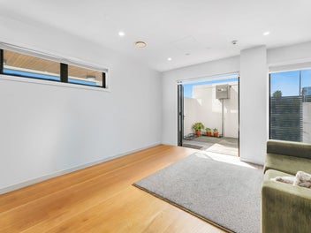 1 Bedroom + Carpark - In the Heart of Takapuna