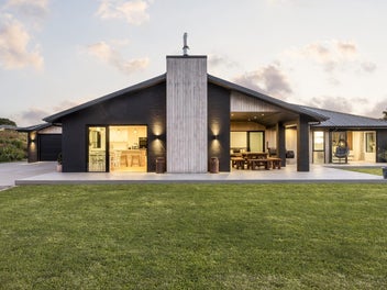 Te Miro treasure - big shed & income...