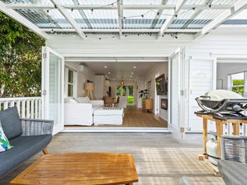 Chic Coastal Retreat in the Heart of Olde Torbay