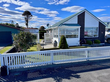 Sunny Comfort & Easy Living in Hokitika