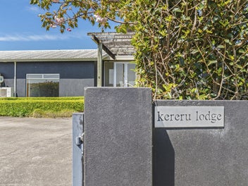 Lifestyle, Space And Entertaining On The City Edge