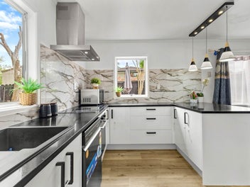 Modern & Stylish — Live Large on 722m² Section!